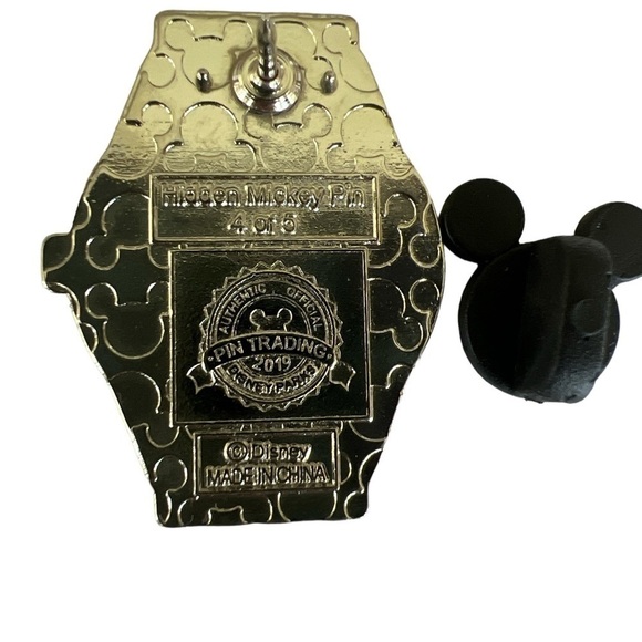 Goofy Chaser Jumping Wrist Watch Face Wave B 2019 Hidden Mickey DLR
Disney Pin - Picture 2 of 2